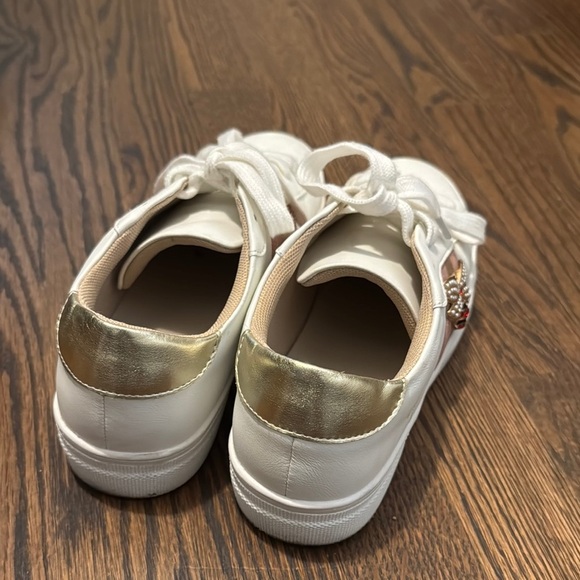 White and Gold Low-Top Sneakers with Leather Finish - Picture 2 of 4